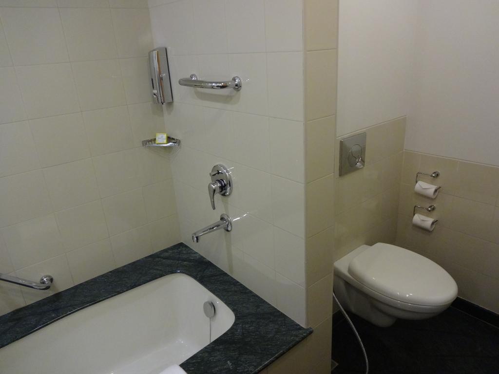 Lemon Tree Hotel, Gachibowli, Hyderabad Habitación foto